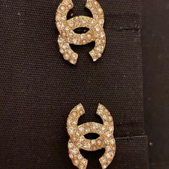 CHANEL Faux Pearl & Strass Gold CC Stud Earrings - Picture 2 of 5